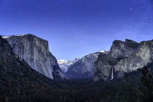 Image "Tunnel View at Yosemite National Park" by Jackie Dong