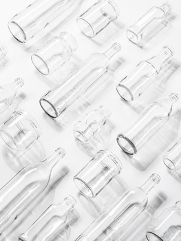 Image "white glass" by Moritz Ullrich