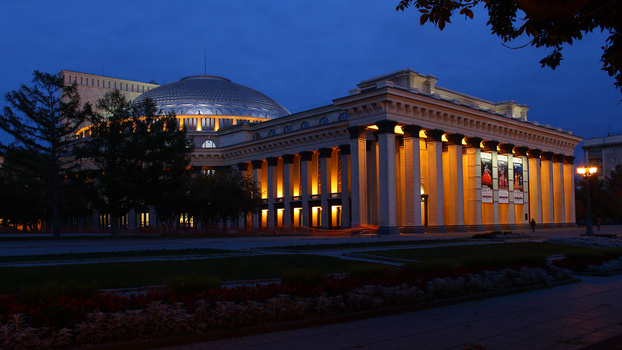 Image "Novosibirsk Opera and Ballet Theatre" by Roman White