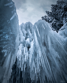Image "Frozen waterfall" by Roger Hølmen