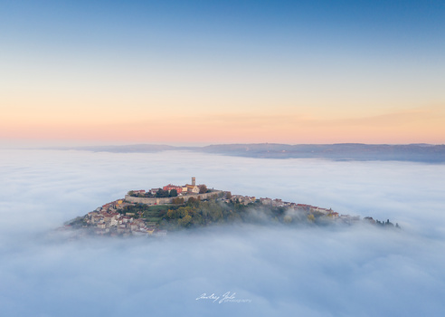 Image "Foggy town" by Andrej Folo
