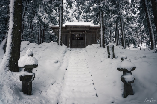 Image "Shinto shrine" by Ryota Fukuda