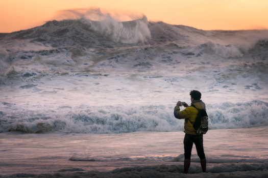 Image "Waves | Nazare, Portugal" by Nico Trinkhaus