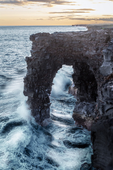 Image "Hōlei Sea Arch" by Alan Hu