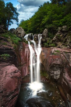Image "Red Sandstone Falls — Valle de Pineta, Ordesa" by Bartek M. Wojtkunski