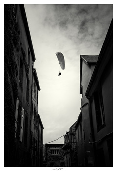 Image "Voir la vie à ses pieds, Granville, France 2025" by Lionel HUG