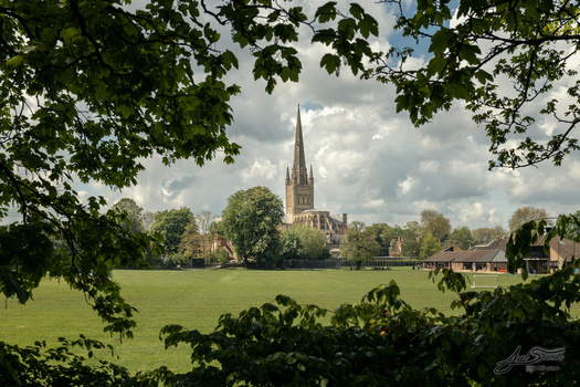 Image "Norwich cathedral" by Joel Santos