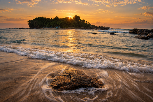 Image "Blue Beach Island – Sunrise" by Amila Hewagama