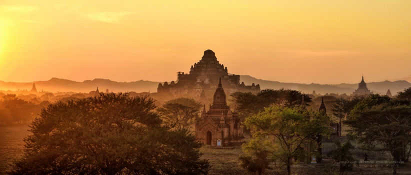 Image "Bagan pagodas" by Jean-Pierre Desvigne