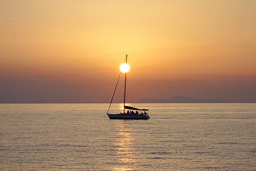Image "Sunset at Santorini" by Lee Huang