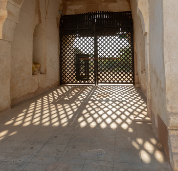 Image "Sun through a gate" by Gauthier Andreotti