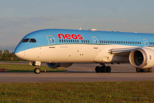 Image "Neos Air Boeing 787-9 Dreamliner" by Angelika Gagalo