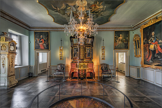 Image "The Rose (room 13)" by Herbert A. Franke