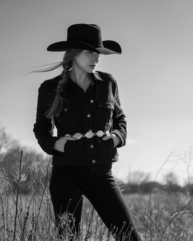 Image "Alisha in black" by Hector Reyes
