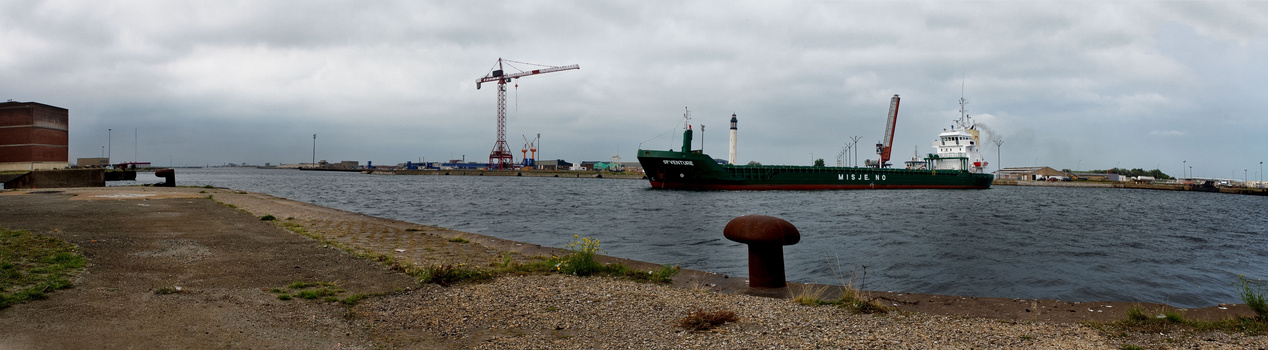 Image "panorama Dunkerque Harbour" by surman christophe