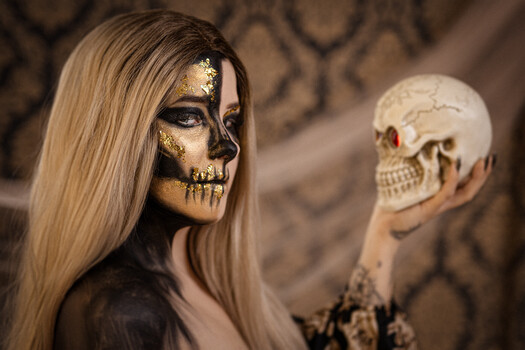 Image "Golden Skull V | Face to Face" by Martyna Osuchowska