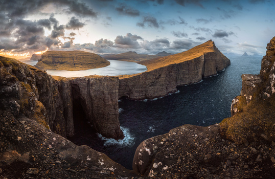 Image "Sørvágsvatn" by Philip Slotte