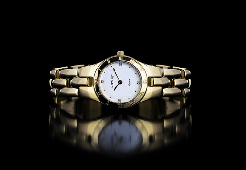 Image "Gold watch " by Igor Pinto