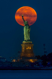 Moonset over the Statue of Liberty by Madhavan Parthasarthy
