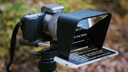 "The Parrot" Is A Portable, Inexpensive Teleprompter That Uses Your Smartphone