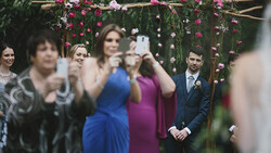 Photographer Makes the Case for Phone-Less Weddings With One Photo