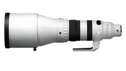 Illustration of a white telephoto lens with black accents and control rings shown in profile.