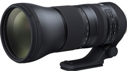 Black telephoto lens with tripod collar mounted on white background.