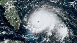 Satellite imagery of a hurricane with a defined eye over the Gulf of Mexico