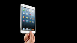 BTS of How Apple's Product Photographer Makes the iPhone Ad Perfect