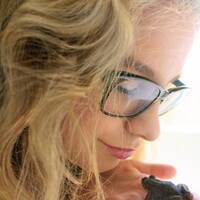Profile picture for Farrah Ross