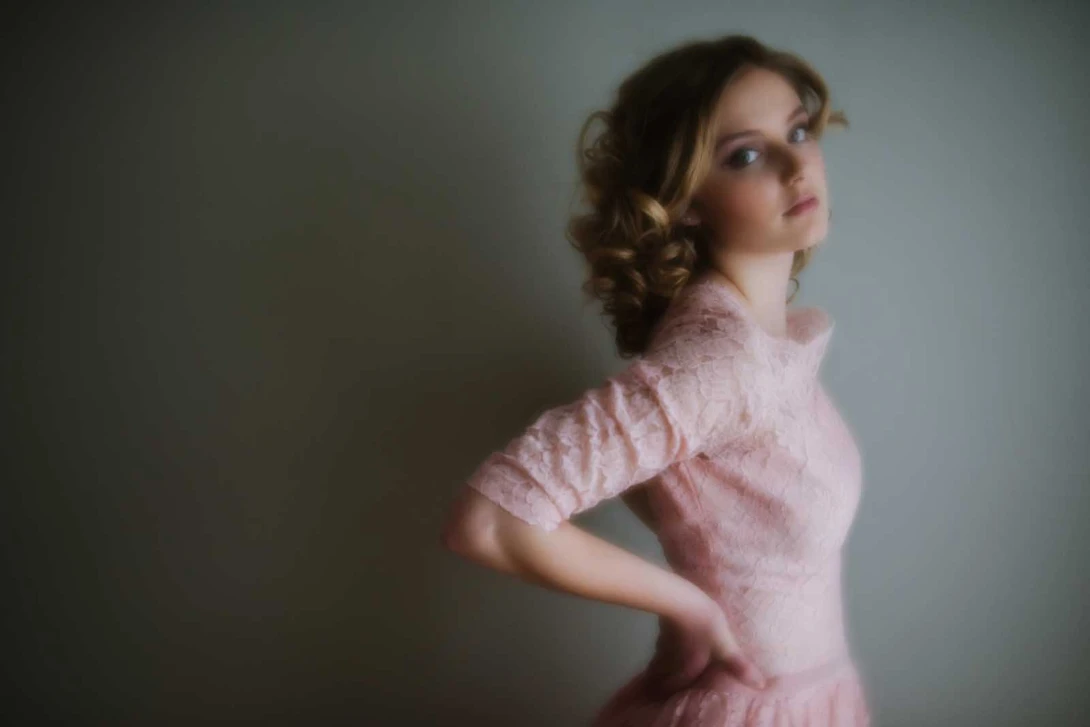 Lensbaby Velvet 56 Portrait of a lady in a pink dress