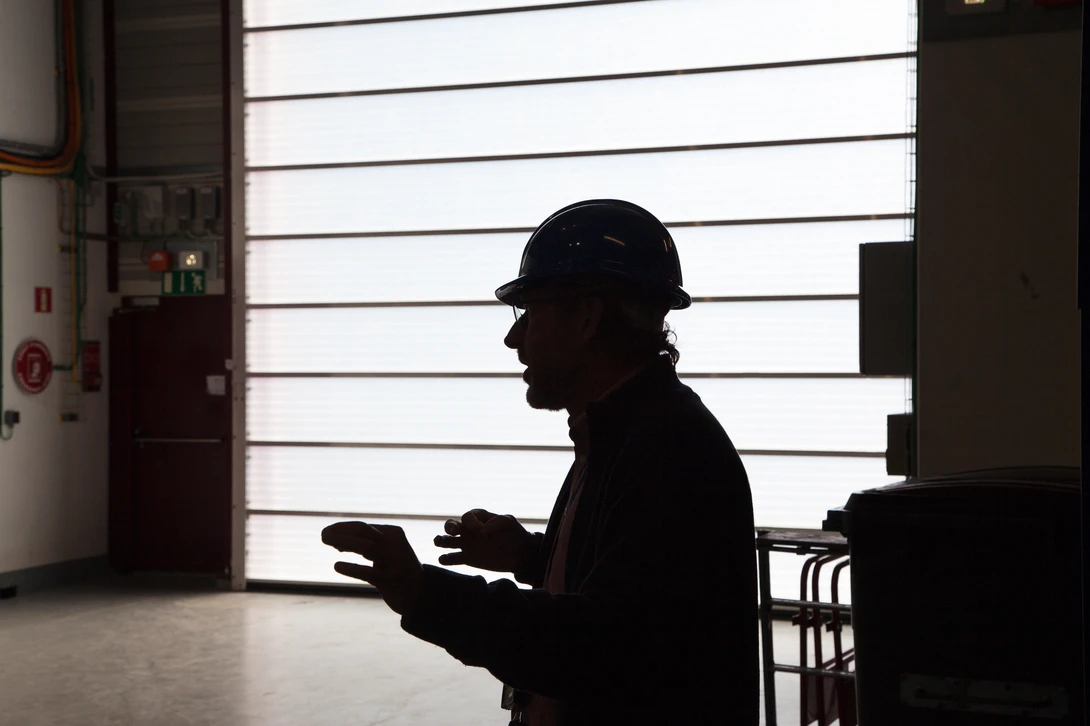 An engineer prepares the attendees to enter LINAC4 - Photo by Gaetano Cessati