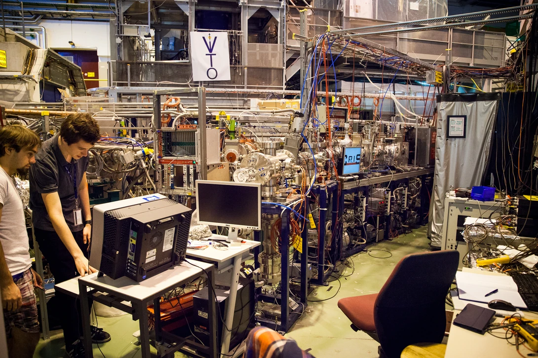 University students work on an experiment at ISOLDE - Photo by Gaetano Cessati