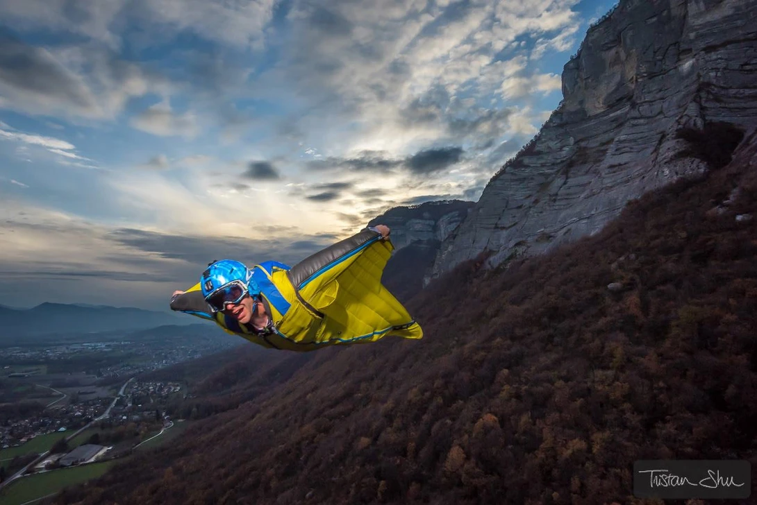 wingsuit-flash-photography