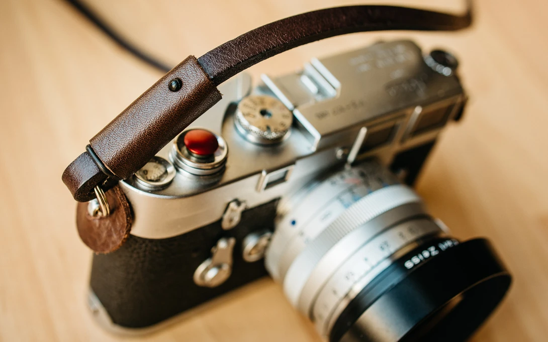 Photo of Deadcameras slim strap