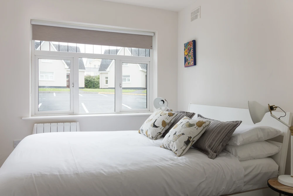small room photo. real estate photography. natural looking interior photography.