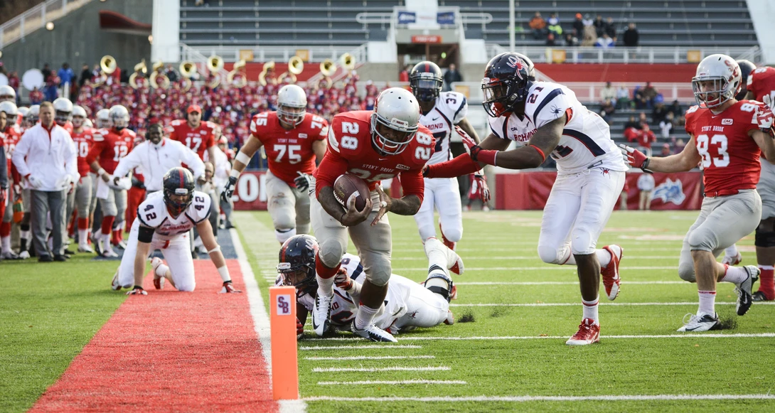 A fast-moving football player diving into an endzone requires precise control of your autofocus. Continuous autofocus (or AI Servo in Canon) is a lifesaver here.
