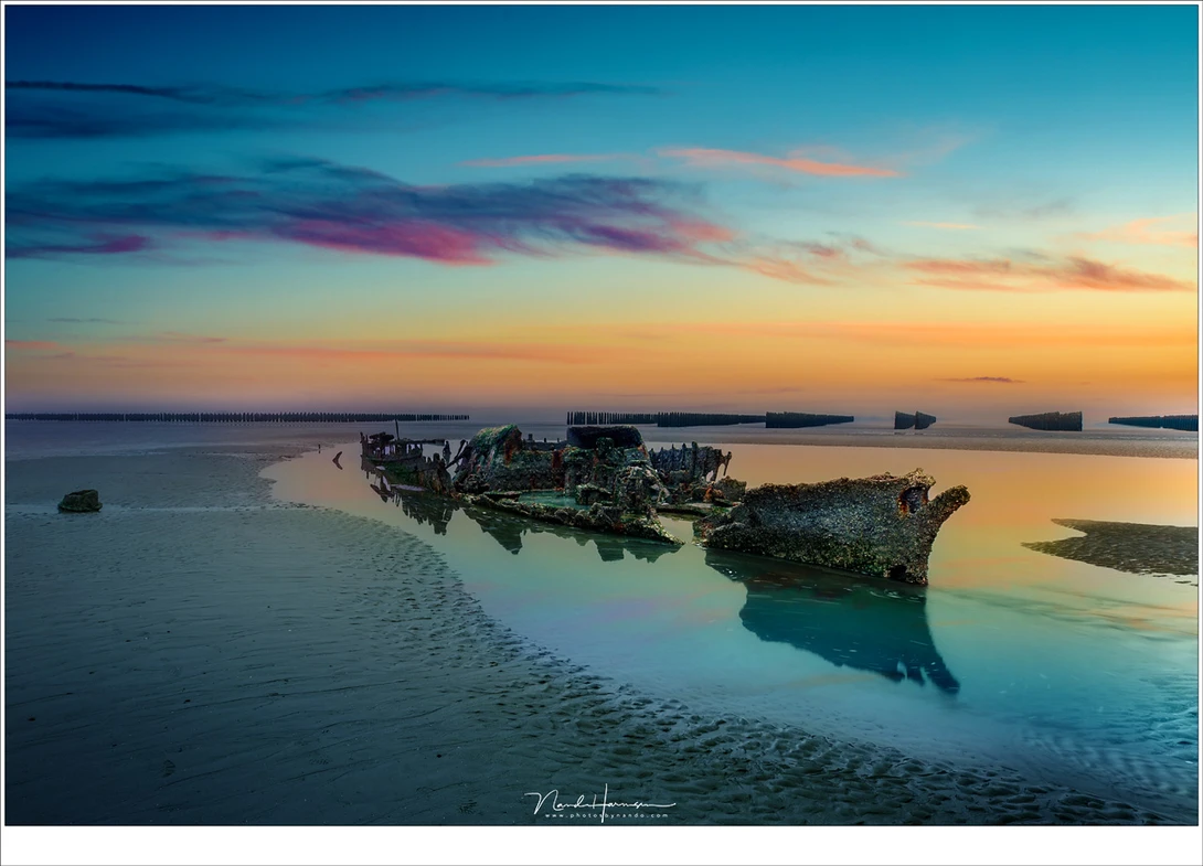 This is what I was hoping for, shooting a wreckage during sunrise at low tide, with great colors in the sky and perfect reflections in the tide pools. I wish...