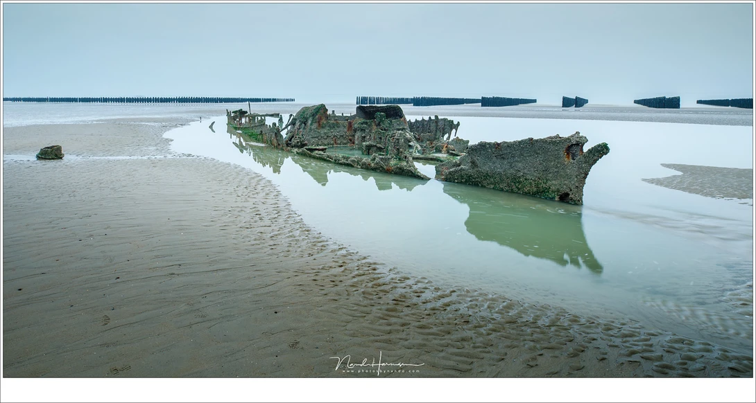 The reality during the weekend was quite different from the expectations as shown in the previous image. The wreckage was shot under these disappointing circumstances. (EOS 5D mark IV + EF16-35mm @ 18mm | ISO100 | f/11 | 2,5 sec | Kase CPL + hard GND 0,6)