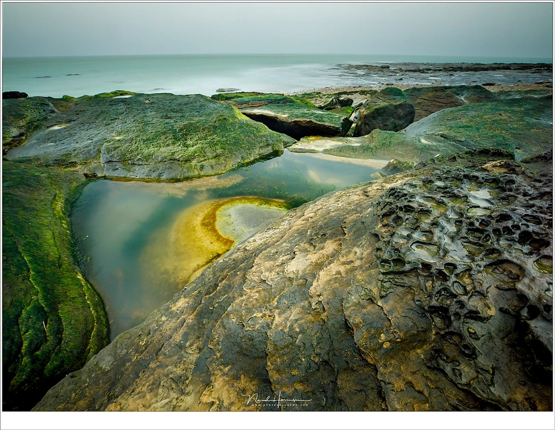 Amazing patterns on the rocky beach of the village of Audresselles. Perhaps the overcast is better for these kind of shots, instead of a sunny day. (EOS 5D mark IV + EF16-35L @ 16mm | ISO800 | f/16 | 30sec | Kase CPL + ND1000 + hard GND 0,6)