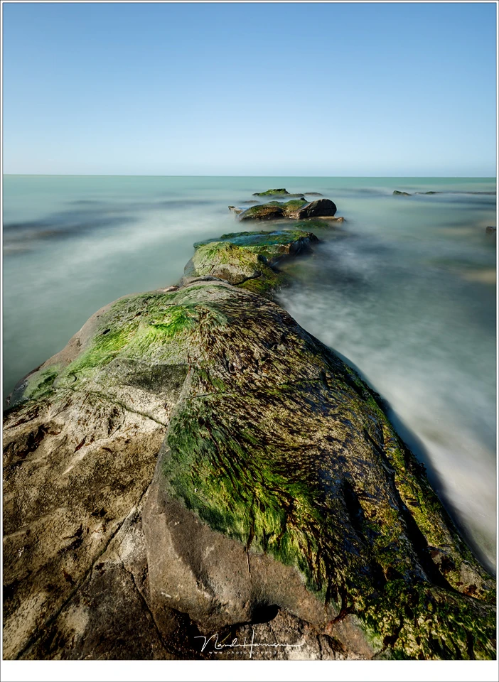 Suddenly I saw the line emerge when the water was risen far enough. Although the sea and rocks look really nice, the sky is rather dull. But I looked beyond that and only saw possibilities. (EOS 5D mark IV + EF16-35L @ 16mm | ISO100 | f/11 | 30sec | Kase 