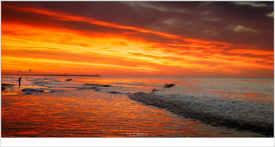 After a day with lots of rain, the twilight exploded with red clouds. It was truly amazing. This light lasted for only a minute and I would have missed it when I decided to stay at home due to the rain. (Canon EOS 5D3 + 70mm | ISO400 | f/8 | 1/60)