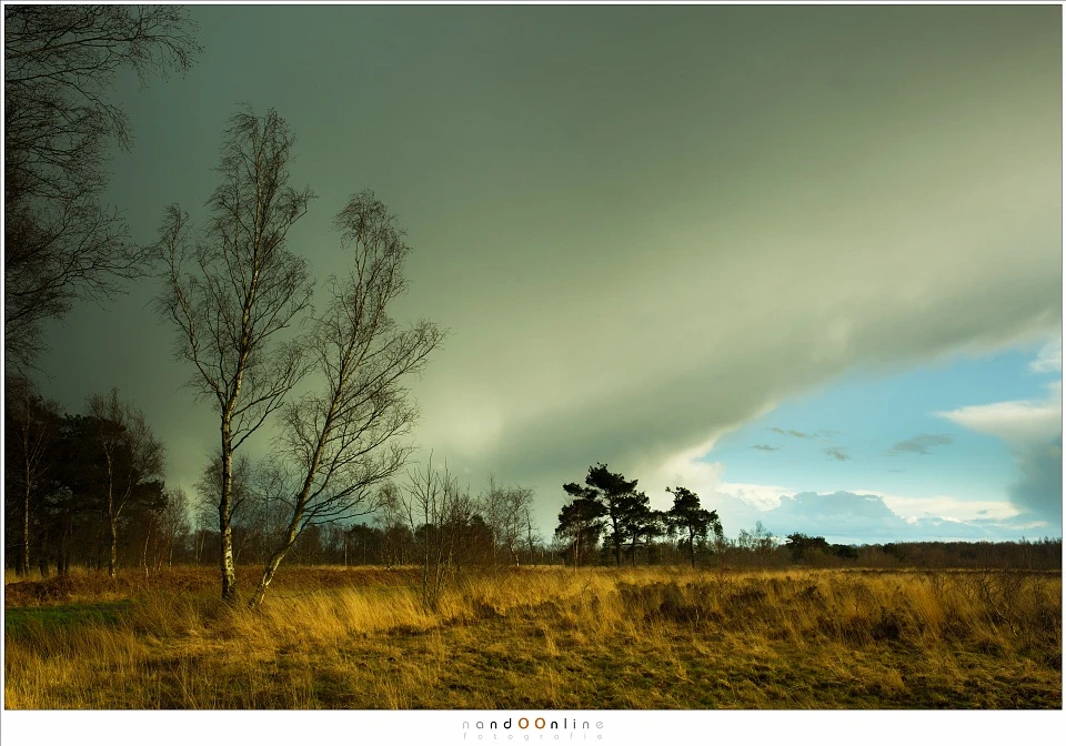 A dark cloud is comming in, with lots of rain. Most of the time these rain showers are only a few minutes long. During these days there is a change of seeing and photographing a rainbow, so don;t find shelter at home or you miss it. (Canon EOS 5D3 + 33mm 