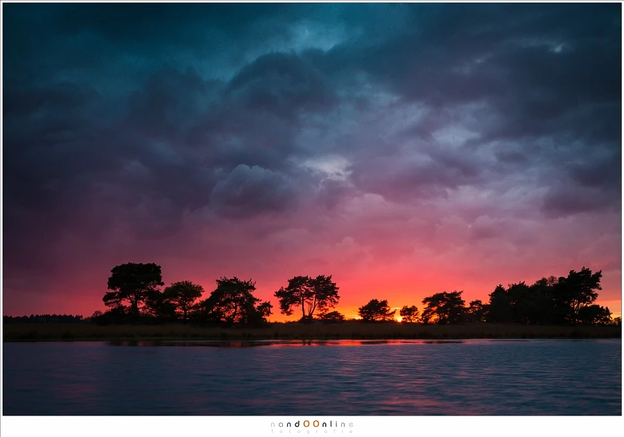 When the sun is reaching the horizon, its light can find a way under the clouds.These moments are amazing (Canon EOS 5D3 + 40mm | ISO200 | f/8 | 0,8sec)