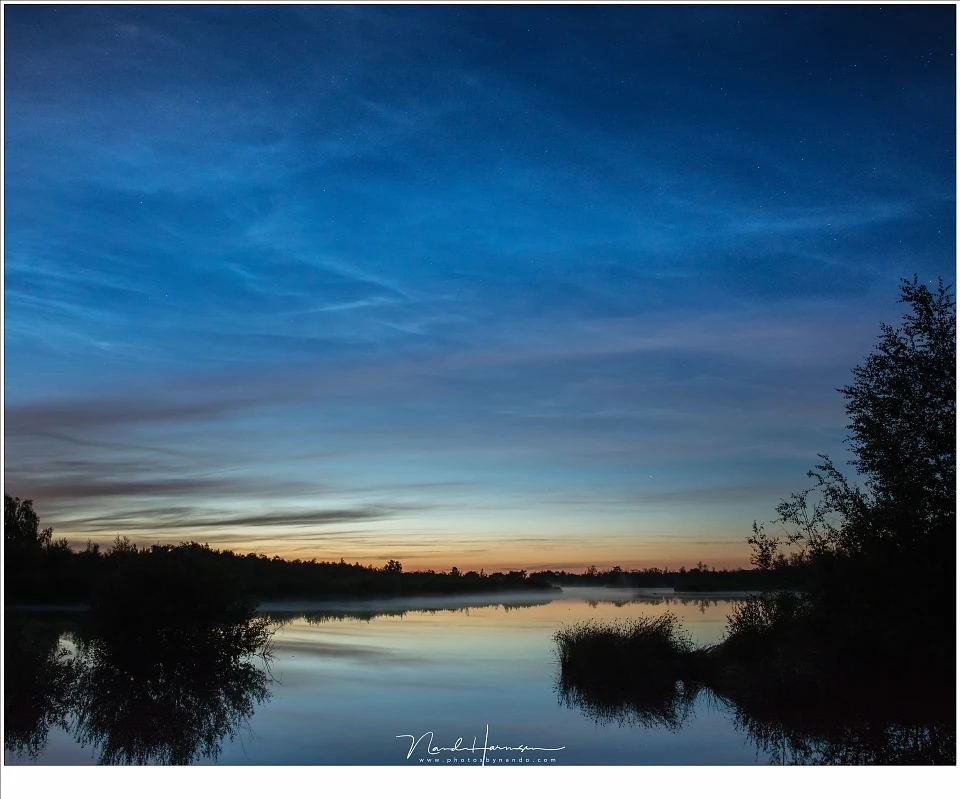 Almost one and a half hour after I shot tthe beautiful twilight colors, there were weak traces of bluish white clouds high in the sky. But I do not believe these are noctilucent clouds. Perhaps lower cirrus clouds? (EOS 5D4 + 24mm | ISO3200 | f/5,6 | 5 se