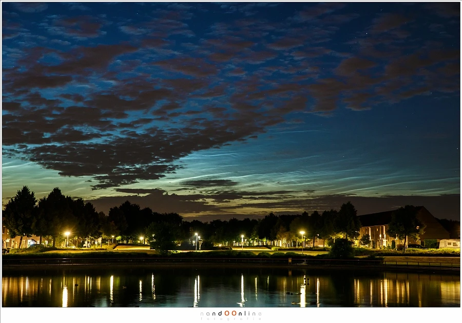 For a long time I thought this is how noctilucent clouds look like from where I live in the Netherlands. Not that bright, but clearly visible, low at the horizon. I did not expect it to become more intense and spectacular (EOS 1Dx + 70mm | ISO1600 | f/5,6