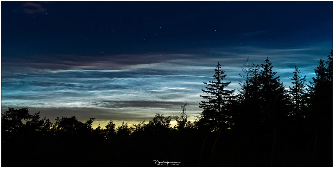 Great patterns emerge when zooming in. Although noctilucent clouds are bluish white, they can take a red shade under the right conditions, as seen in the picture. (Lumix DC-S1 + 105mm | ISO1600 | f/5,6 | 4 sec)
