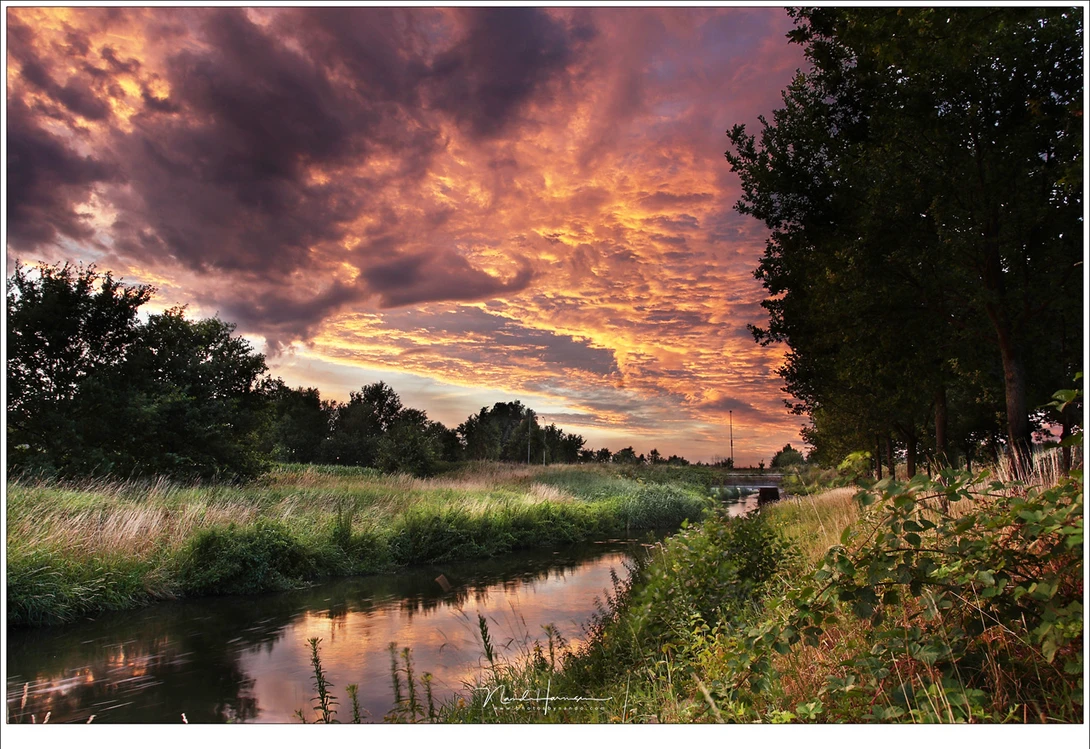 An old photo I found of the brook next to the canal. I remember the sky was unbelievable and I had to climb through nettles to remove any unwanted objects from the frame. (Canon EOS 1D3 + 17mm | ISO100 | f/8 | 0,6sec)