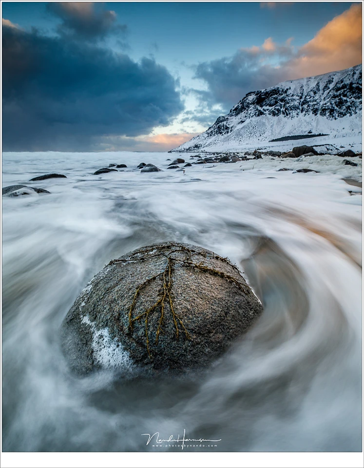 Only a stone as a subject in the foreground is not that interesting, unless it tells a story and becomes part of the other elements in the landscape. This stone tells that story. (Canon EOS 5D4 + 16mm | ISO100 | f/13 | 1,3s)