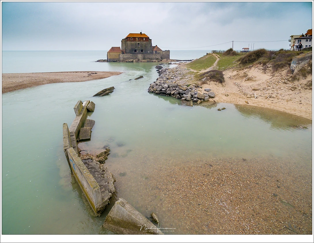 This object in the foreground is interesting enough, and works as a leading line towards the castle. (Mavic Phantom 3 advanced drone | ISO100 | f/2,8 | 1/710)